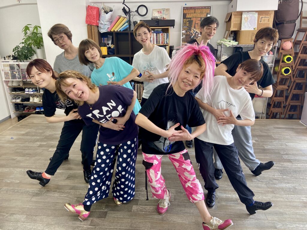 楽しそうにポーズを取るANB TapDance Studioの先生と生徒